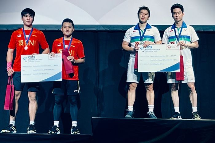 Dari kiri: Daniel Marthin, Leo Rolly Carnando, Marcus Fernaldi Gideon, Kevin Sanjaya Sukamuljo, berdiri di podium setelah final Hylo Open 2021 di Saarlandhalle Saarbruecken, Jerman, Minggu (8/11/2021). Marcus/Kevin keluar sebagai juara.