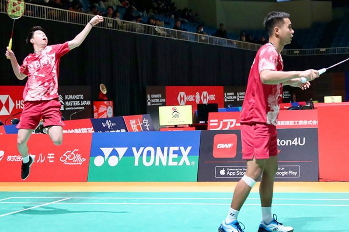 Pasangan ganda putra Indonesia, Rahmat Hidayat (kanan)/Kevin Sanjaya Sukamuljo saat beraksi di babak kualifikasi Kumamoto Masters 2023 di Kumamoto Prefectural Gymnasium, Kumamoto, Jepang, Selasa (14/11/2023).