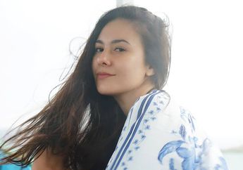 Jadi Tamu Fashion Show, Wulan Guritno Jadi Sorotan Saat Tampil Modis Kenakan Busana Monokrom Kerah Model V-neck Seksi