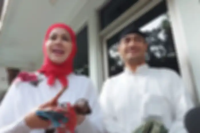 Venna Melinda dan Ferry Irawan saat Grid.ID jumpai usai melaksanakan salat Idul Fitri 2022 di kawasan Kemang, Jakarta Selatan, Senin (2/5/2022).
