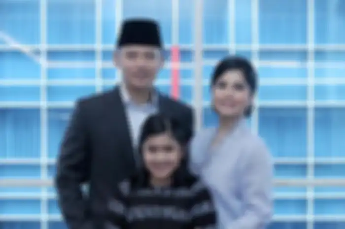 Penampilan cantik Almira Tunggadewi Yudhoyono pakai busana motif aksara jawa