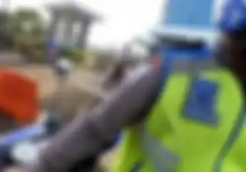 Jelas Dilarang, Oknum Polisi Ini Nekat Tilang Manual Hingga Minta Dibelikan Rokok
