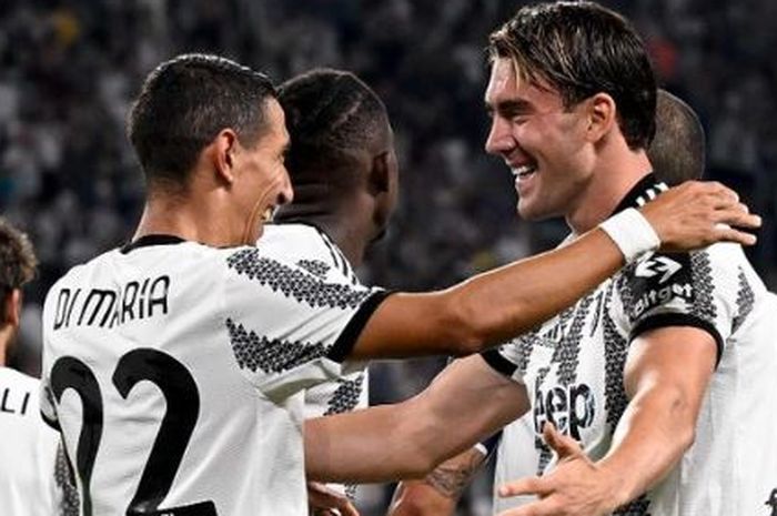 Striker Juventus, Dusan Vlahovic, merayakan gol bersama Angel Di Maria dalam laga Liga Italia kontra Sassuolo di Stadion Allianz, Senin (15/8/2022).