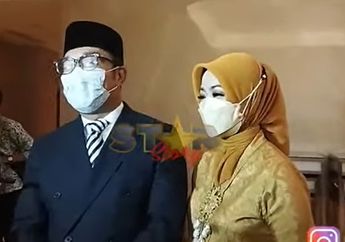Masih dengan Wajah Bersedih, Ridwan Kamil Didampingi Atalia Praratya Terima Ucapan Dukacita Langsung dari Masyarakat atas Kepergian Eril