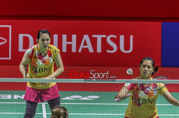 Atlet bulu tangkis ganda putri Indonesia, Lanny Tria Mayasari (kanan) dan Ribka Sugiarto (kiri), sedang bertanding dalam laga perempat final Indonesia Masters 2024 di Istora, Senayan, Jakarta, Jumat (26/1/2024).