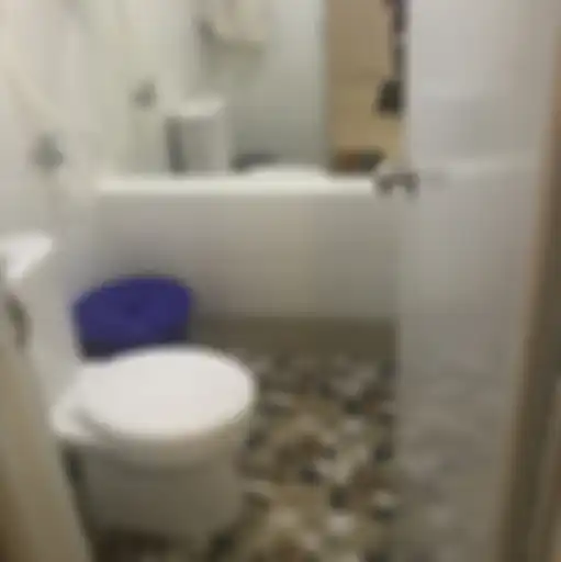 Kamar mandi di apartemen Shinta Bachir