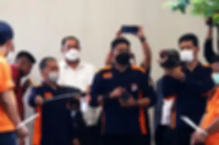 Tersangka pembunuhan Brigadir J, Bripka RR (kiri) dan ART Ferdy Sambo, Kuat Maruf (kanan) menjalani rekonstruksi di rumah dinas Ferdy Sambo