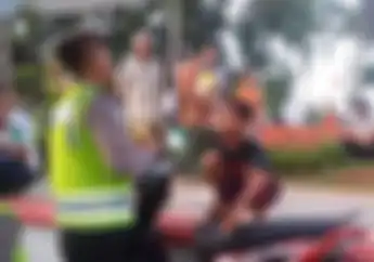 Video: Bocah Ini Malah Ajak Adu Mulut Polisi Yang Menilangnya dan Berujung Dengan Tangisan