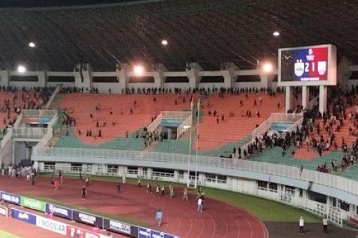 Supporter Persib Bandung dan Persis Solo terlibat bentrokan di dalam Stadion Pakansari, Selasa (24/3/2023)    Artikel ini telah tayang di TribunnewsBogor.com dengan judul Supporter Persib Bandung dan Persis Solo Terlibat Bentrok di Pakansari, Kursi Stadion Berterbangan, https://bogor.tribunnews.com/