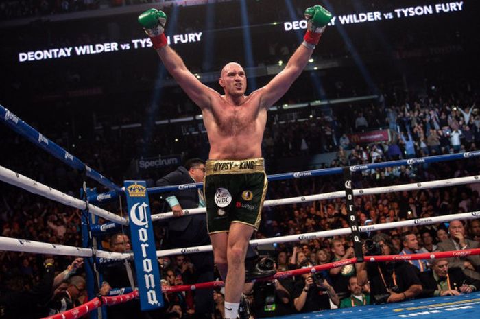 Ekspresi Tyson Fury di tengah pertandingan kontra Deontay Wilder yang berlangsung Sabtu (1/12/2018) 