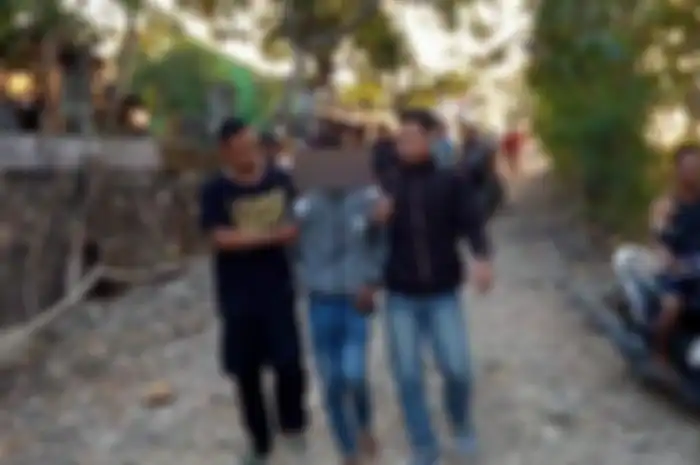 Pelaku pencurian motor menyerah saat warga ikut mengejarnya