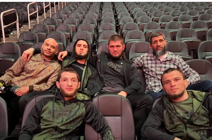 Atas dari kiri: Ali Abdelaziz, Islam Makhachev, Khabib Nurmagomedov. Bawah dari kiri: Tagir Ulanbekov dan Umar Nurmagomedov.