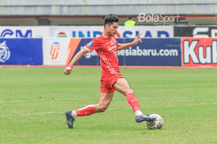 Penyerang Persija Jakarta, Aji Kusuma, sedang menguasai bola dalam laga pekan ke-20 Liga 1 2022 di Stadion Patriot Candrabhaga, Bekasi, Jawa Barat, 25 Januari 2023.