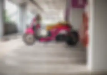 Nyentrik! Honda Scoopy Tampil Genit Pakai Kelir Pink dan Jok Bulu