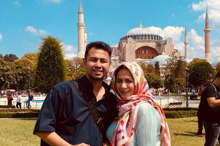 Nagita Slavina dan Raffi Ahmad saat berada di kawasan Hagia Sophia, Turki