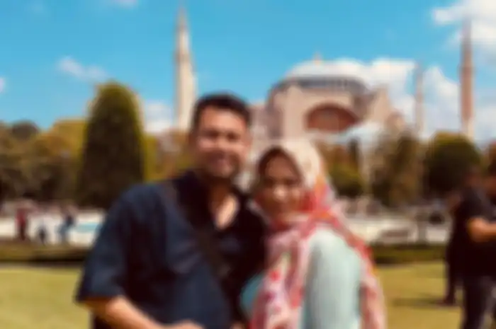 Nagita Slavina dan Raffi Ahmad saat berada di kawasan Hagia Sophia, Turki