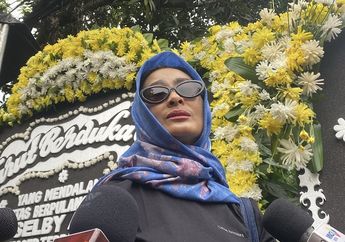 Tangis Iis Dahlia Pecah, 2 Anaknya Cuek Saking Sibuk dengan Pekerjaan