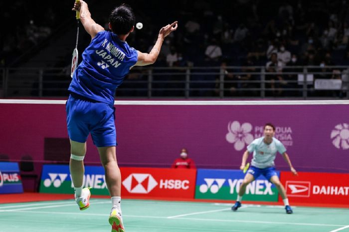 Pemain tunggal putra Jepang, Kento Momota ketika melawan Kanta Tsuneyama pada Malaysia Masters 2022