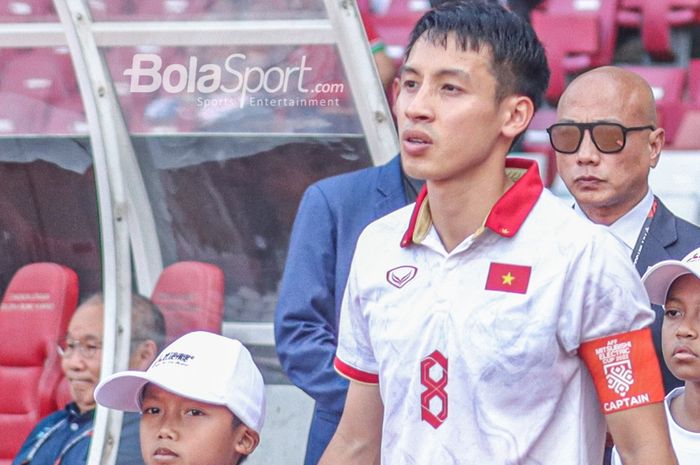 Kapten timnas Vietnam, Do Hung Dung, sedang memasuki lapangan bertanding dalam laga leg pertama semifinal Piala AFF 2022 di Stadion Gelora Bung Karno, Senayan, Jakarta, 6 Januari 2023.