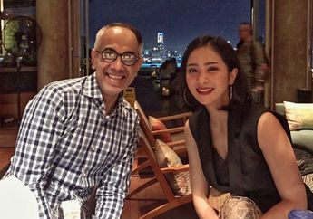 Lihat Seksi Modisnya Bunga Zainal Pakai Topi Transparan di Bali dengan Sang Suami Produser Tajir Asal India