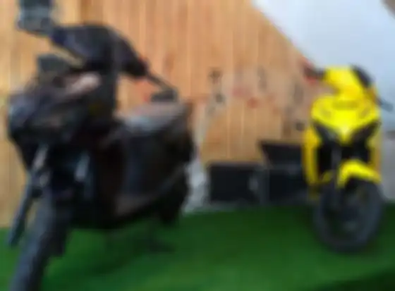 Motor listrik Gesits memiliki jarak tempuh 50 km per satu baterai.