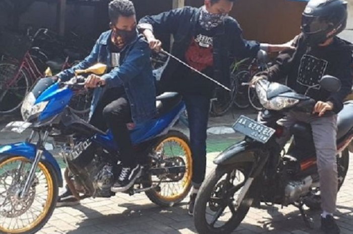 Ilustrasi begal/ rampok motor.