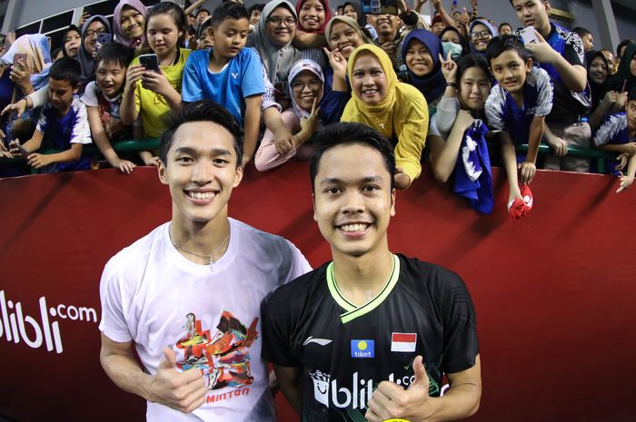 Jonatan Christie (kanan) dan Anthony Sinisuka Ginting seusai tampil pada laga ekshibisi Kejurnas PBSI 2019, di GOR Dempo Jakabaring Sports City, Palembang, Sumatera Selatan, Minggu (24/11/2019).