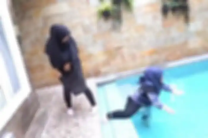 Ria Ricis senggol Kekeyi hingga terperosok ke kolam renang