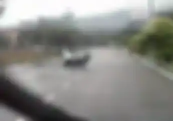 Horor! Video Detik-Detik Pemotor Jupiter MX135 Terjungkal  dan Nyaris Tergilas Mobil Akibat Jas Hujan Ponco Tersangkut Rantai 