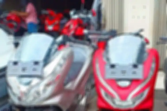 Dua warna favorit Honda PCX yaitu merah dan silver
