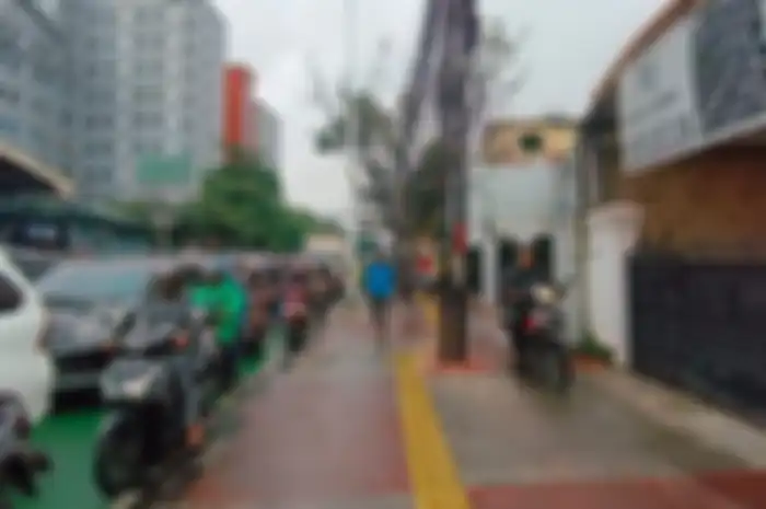 Pemandangan beberapa oknum pemotor menerabas trotoar di sepanjang Jalan Dewi Sartika, Jakarta Timur.