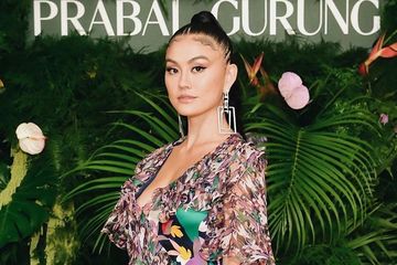 Agnez Mo Tampil Seksi dengan Balutan Gaun Kuning Cerah dalam Acara American Music Award 2019, Tengok Penampilannya!