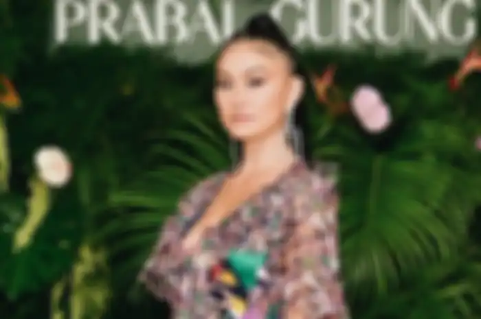Agnez Mo Tampil Seksi dengan Balutan Gaun Kuning Cerah dalam Acara American Music Award 2019, Tengok Penampilannya!