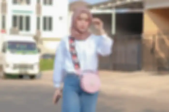 Gaya Hijab Kekinian ala Lesty Kejora dengan Celana Kulot Jeans dan Kemeja Putih