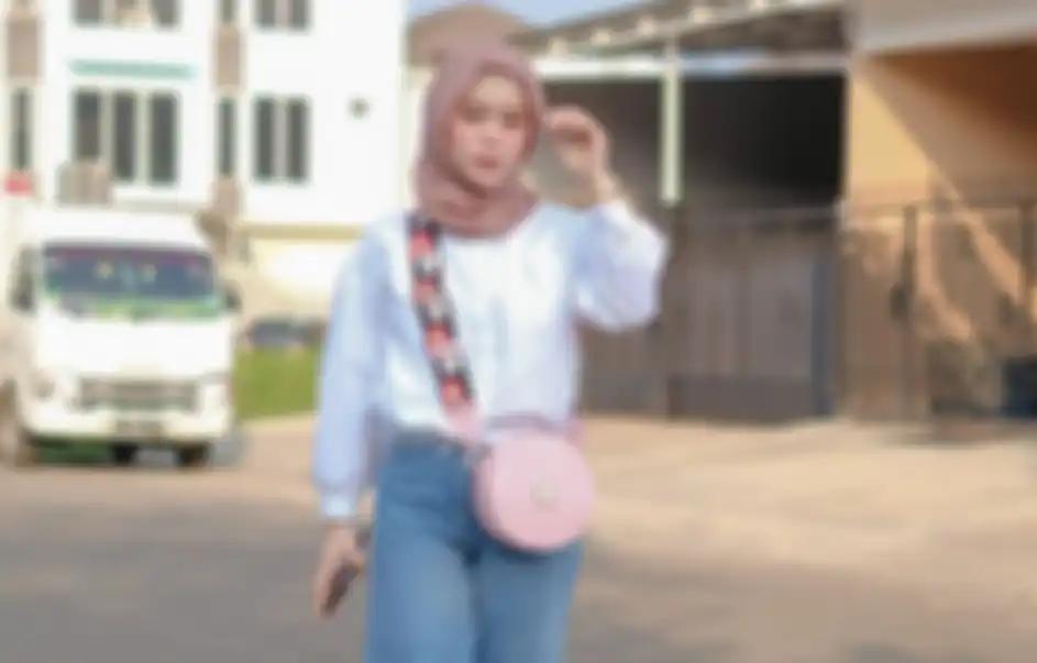 Gaya Hijab Kekinian ala Lesty Kejora dengan Celana Kulot Jeans dan Kemeja Putih