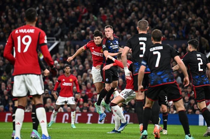 Harry Maguire berebut bola dengan Kevin Diks dalam laga Man United vs FC Copenhagen pada lanjutan Liga Champions di Old Trafford (24/10/2023).