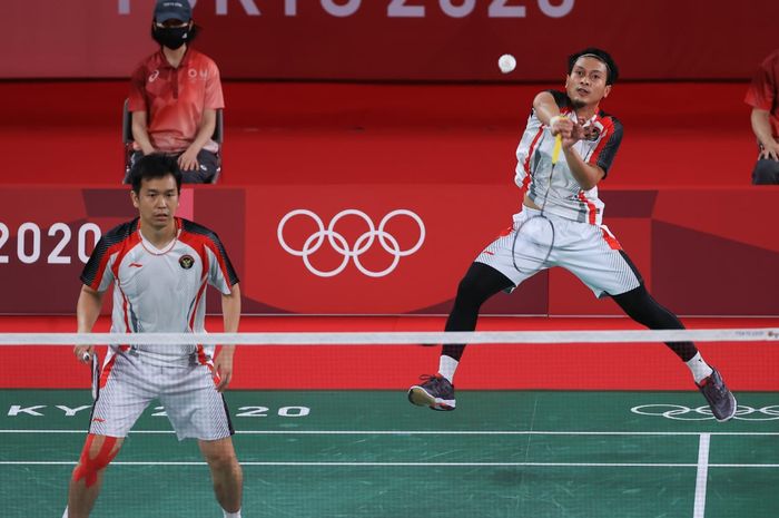 Aksi Mohammad Ahsa/Hendra Setiawan pada laga terakhir babak penyisihan Olimpiade Tokyo 2020, Selasa (27/7/2021)