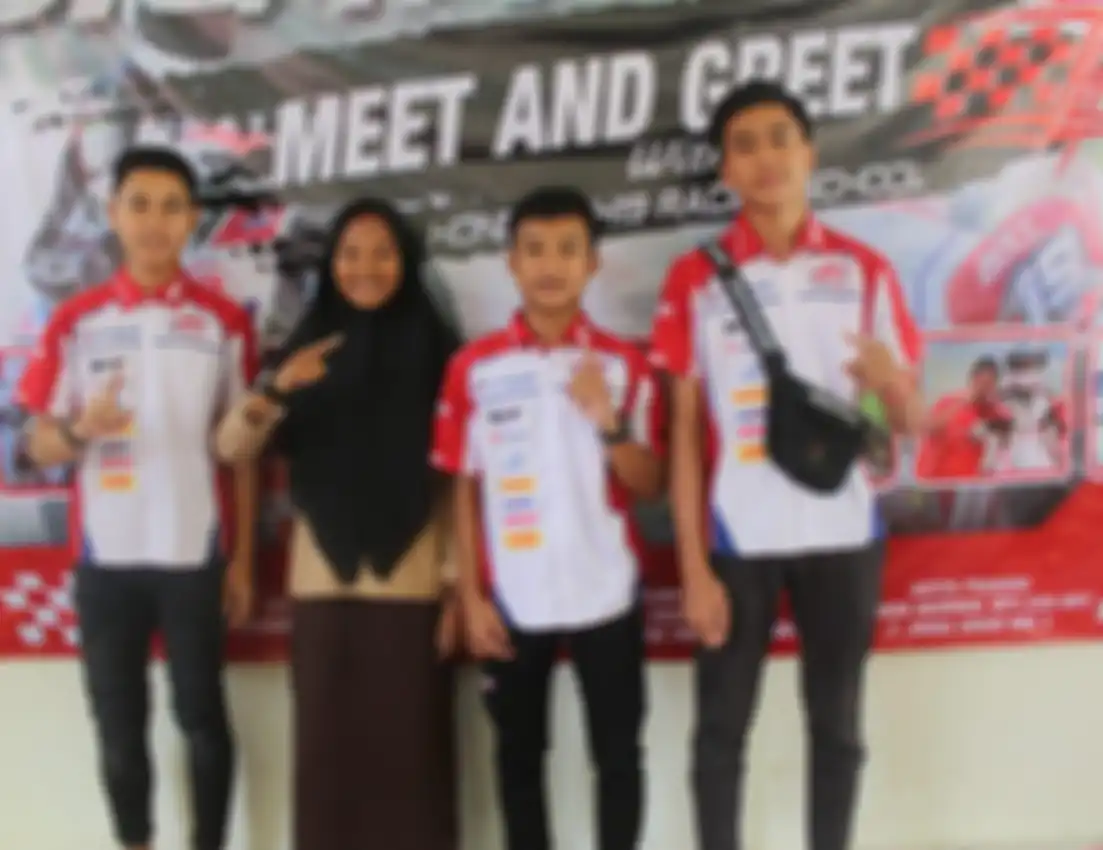 Banyak yang melakukan foto bareng dengan para pembalap
