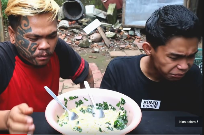 2 pria ini nekat makan mie dicampur dengan tanaman berbahaya