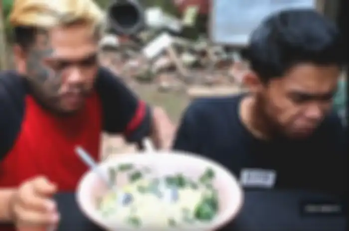2 pria ini nekat makan mie dicampur dengan tanaman berbahaya