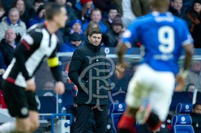 Pelatih Rangers, Steven Gerrard, menyaksikan timnya berlaga melawan St Mirren pada pertandingan pekan ke-24 Liga Skotlandia 2018-2019 di Stadion Ibrox, Sabtu (2/2/2019).