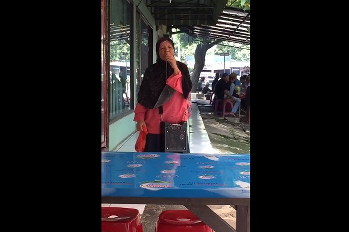 Ibu Ella, pengamen yang viral nyanyiin lagu-lagu barat