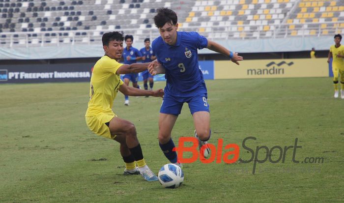 Penyerang Thailand U-19 Caelan Tanadon Ryan saat menghadapi Malaysia dalam laga terakhir Grup C ASEAN Cup U-19 2024 di Stadion Gelora Bung Tomo, Surabaya, Kamis (25/7/2024).