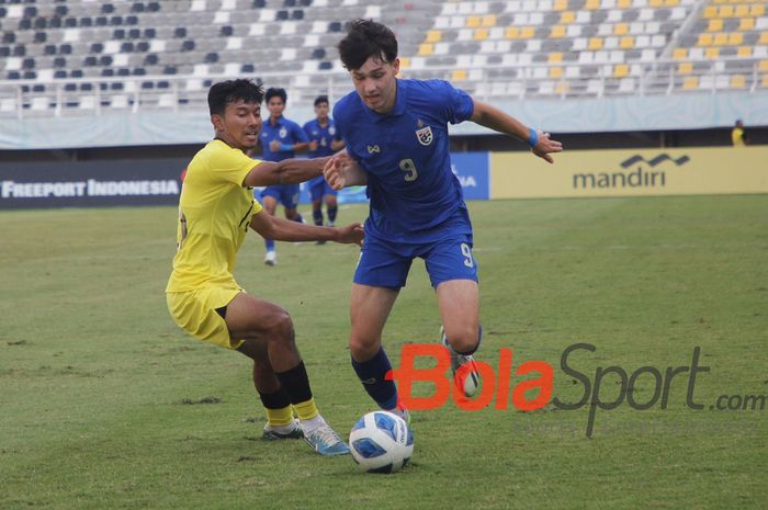 Penyerang Thailand U-19 Caelan Tanadon Ryan saat menghadapi Malaysia dalam laga terakhir Grup C ASEAN Cup U-19 2024 di Stadion Gelora Bung Tomo, Surabaya, Kamis (25/7/2024).