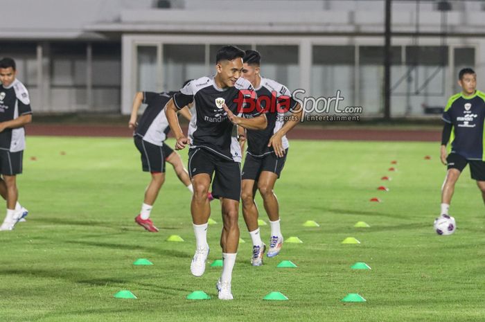 Rizky Ridho sedang berlatih bersama timnas Indonesia di Stadion Madya, Senayan, Jakarta, Minggu (8/9/2024) malam.