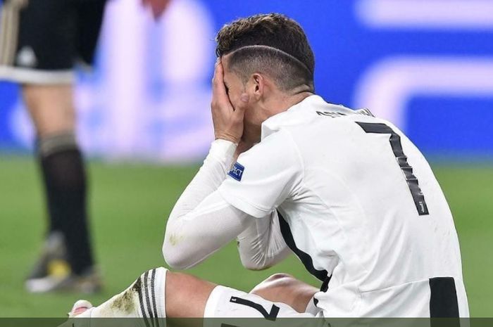 Cristiano Ronaldo tampak kecewa usai  Juventus disingkirkan Ajax Amsterdam  pada leg kedua perempat final Liga Champions