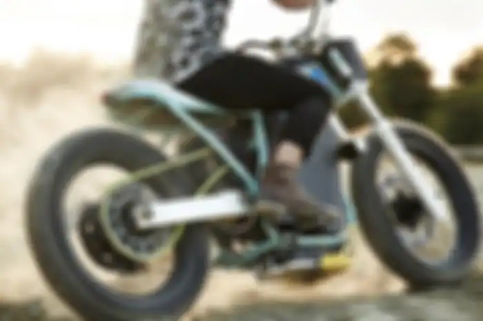 Motor listrik kustom bergaya old school flat tracker karya dari Jambon-Beurre Motorcycle.