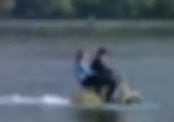 Video Vespa Zaman Now... Ngebut di Jalan Raya Oke, Jadi Kapal Feri Dadakan Juga Bisa