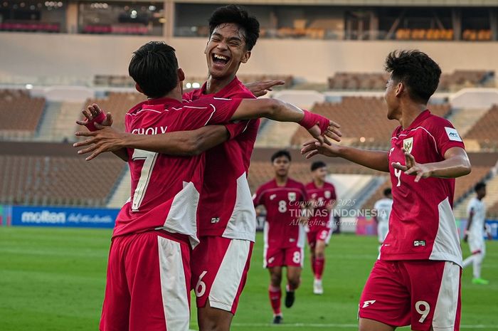 Selebrasi Evandra Florasta dan Zahaby Gholy dalam laga timnas U-17 Indonesia Vs Yaman pada matchday kedua Piala Asia U-17 2025 di Prince Abdullah Al-Faisal Stadium, Jeddah, Senin (7/4/2025).