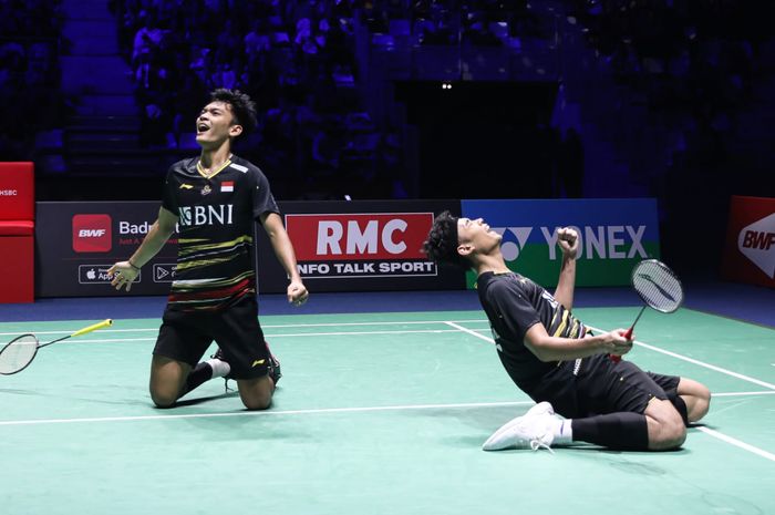 Pasangan ganda putra Indonesia, Muhammad Shohibul Fikri/Bagas Maulana, melakukan selebrasi setelah memastikan diri ke final French Open 2023 seusai bertanding di Glaz Arena, Rennes, Prancis, Sabtu (28/10/2023).